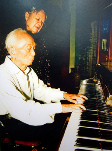 Lúc rảnh rỗi, ông ngồi thư giãn bên cây đàn piano. Lúc rảnh rỗi, ông ngồi chơi piano.
