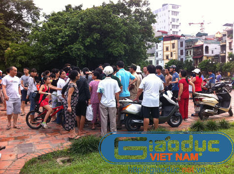 Người dân tìm kiếm cháu bé thứ 3 suốt nhiều giờ đồng hồ Người dân tìm kiếm cháu bé thứ 3 suốt nhiều giờ đồng hồ