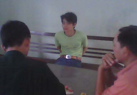 Lực lượng chức năng lấy lời khai của Lê Văn Luyện