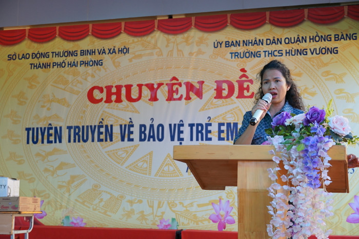 Theo cô Nguyễn Thị Kim Oanh – Hiệu trưởng Trường Trung học cơ sở Hùng Vương việc tuyên truyền giúp học sinh, nhất là lứa tuổi trung học cơ sở hiểu về xâm hại và bạo lực học đường rất bức thiết (Ảnh: Phạm Linh) Theo cô Nguyễn Thị Kim Oanh – Hiệu trưởng Trường Trung học cơ sở Hùng Vương việc tuyên truyền giúp học sinh, nhất là lứa tuổi trung học cơ sở hiểu về xâm hại và bạo lực học đường rất bức thiết (Ảnh: Phạm Linh)