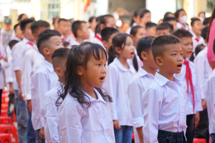 Học sinh thực hiện nghi lễ chào cờ Tổ quốc, hát Quốc ca (Ảnh: Phạm Linh) Học sinh thực hiện nghi lễ chào cờ Tổ quốc, hát Quốc ca (Ảnh: Phạm Linh)