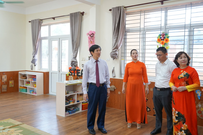 Ông Vũ Quyết Tiến - Uỷ viên Ban thường vụ Tỉnh uỷ, Bí thư Thành uỷ Hạ Long tới dự chung vui cùng thầy và trò Trường Tiểu học và Trung học cơ sở Đồng Lâm 1 (Ảnh: Phạm Linh) Ông Vũ Quyết Tiến - Uỷ viên Ban thường vụ Tỉnh uỷ, Bí thư Thành uỷ Hạ Long tới dự chung vui cùng thầy và trò Trường Tiểu học và Trung học cơ sở Đồng Lâm 1 (Ảnh: Phạm Linh)