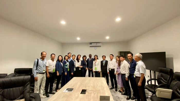 Đoàn Việt Nam làm việc và chụp ảnh lưu niệm với Ông Lazare Eloundou Assomo - Giám đốc Trung tâm Di sản Thế giới của UNESCO Đoàn Việt Nam làm việc và chụp ảnh lưu niệm với Ông Lazare Eloundou Assomo - Giám đốc Trung tâm Di sản Thế giới của UNESCO