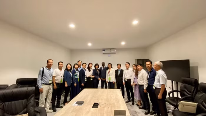 Đoàn Việt Nam làm việc và chụp ảnh lưu niệm với Ông Lazare Eloundou Assomo - Giám đốc Trung tâm Di sản Thế giới của UNESCO Đoàn Việt Nam làm việc và chụp ảnh lưu niệm với Ông Lazare Eloundou Assomo - Giám đốc Trung tâm Di sản Thế giới của UNESCO