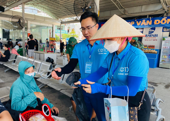 Tổ chức tuyên truyền về loại túi thân thiện với môi trường tại cảng tàu Vân Đồn (Ảnh: CTV) Tổ chức tuyên truyền về loại túi thân thiện với môi trường tại cảng tàu Vân Đồn (Ảnh: CTV)