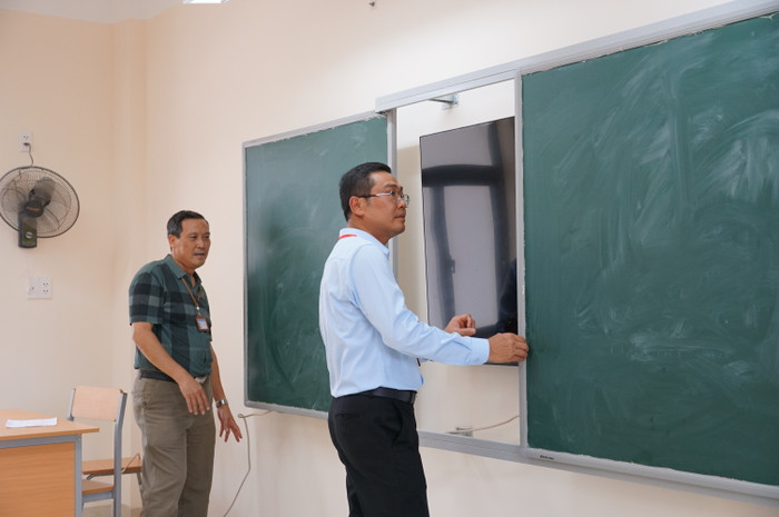 Ông Bùi Văn Kiệm - Giám đốc Sở Giáo dục và Đào tạo Hải Phòng kiểm tra cơ sở vật chất tại lớp học (Ảnh: Phạm Linh) Ông Bùi Văn Kiệm - Giám đốc Sở Giáo dục và Đào tạo Hải Phòng kiểm tra cơ sở vật chất tại lớp học (Ảnh: Phạm Linh)