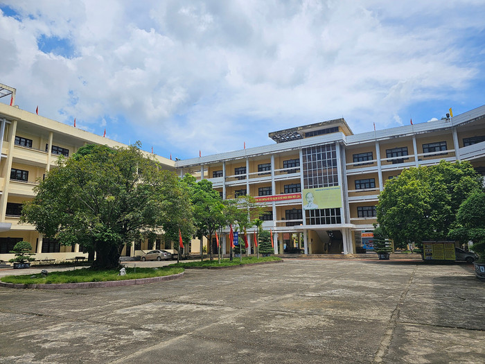 Mặc dù nhà trường duy trì ổn định về quy mô đào tạo, cơ sở vật chất, cố gắng nâng cao chất lượng đào tạo cũng như tạo cơ hội việc làm cho sinh viên sau tốt nghiệp nhưng thực tế nhiều năm trở lại đây, ngành sư phạm có ít sức hút đối với học sinh hay phụ huynh do thu nhập hạn chế sau khi tốt nghiệp (Ảnh: PL) Mặc dù nhà trường duy trì ổn định về quy mô đào tạo, cơ sở vật chất, cố gắng nâng cao chất lượng đào tạo cũng như tạo cơ hội việc làm cho sinh viên sau tốt nghiệp nhưng thực tế nhiều năm trở lại đây, ngành sư phạm có ít sức hút đối với học sinh hay phụ huynh do thu nhập hạn chế sau khi tốt nghiệp (Ảnh: PL)