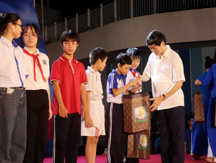 Ông Vũ Quyết Tiến, Ủy viên Ban thường vụ Tỉnh ủy, Bí thư Thành ủy Hạ Long trao quà động viên học sinh vượt khó vươn lên trong học tập (Ảnh: CTV) Ông Vũ Quyết Tiến, Ủy viên Ban thường vụ Tỉnh ủy, Bí thư Thành ủy Hạ Long trao quà động viên học sinh vượt khó vươn lên trong học tập (Ảnh: CTV)