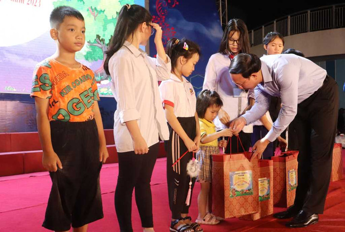 Ông Nguyễn Xuân Ký, Ủy viên Trung ương Đảng, Bí thư Tỉnh ủy, Chủ tịch Hội đồng nhân dân tỉnh Quảng Ninh trao quà cho các bạn thiếu nhi có hoàn cảnh khó khăn (Ảnh: CTV) Ông Nguyễn Xuân Ký, Ủy viên Trung ương Đảng, Bí thư Tỉnh ủy, Chủ tịch Hội đồng nhân dân tỉnh Quảng Ninh trao quà cho các bạn thiếu nhi có hoàn cảnh khó khăn (Ảnh: CTV)