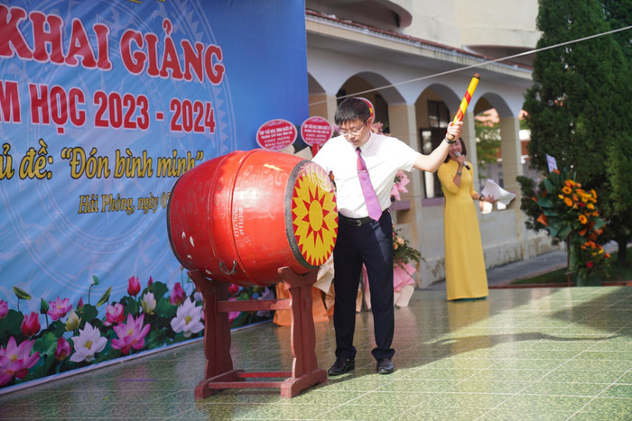 Thầy Nguyễn Minh Quý - Hiệu trưởng Trường Trung học phổ thông Mạc Đĩnh Chi đánh trống khai giảng năm học mới (Ảnh: Phạm Linh) Thầy Nguyễn Minh Quý - Hiệu trưởng Trường Trung học phổ thông Mạc Đĩnh Chi đánh trống khai giảng năm học mới (Ảnh: Phạm Linh)