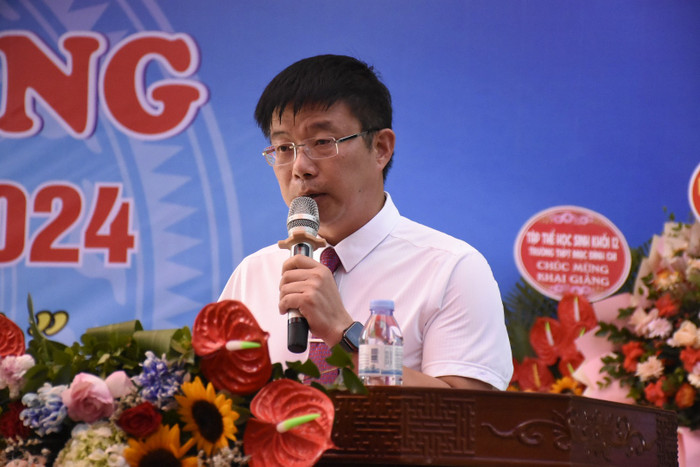 Thầy Nguyễn Minh Quý chia sẻ cùng 1813 học trò thông qua 4 từ khoá tâm huyết, đó là "Mở tầm nhìn - Mở vòng tay - Mở trái tim – Mở cơ hội” (Ảnh: Phạm Linh) Thầy Nguyễn Minh Quý chia sẻ cùng 1813 học trò thông qua 4 từ khoá tâm huyết, đó là "Mở tầm nhìn - Mở vòng tay - Mở trái tim – Mở cơ hội” (Ảnh: Phạm Linh)