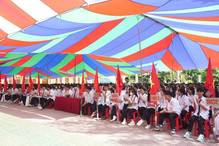 Thầy và trò Trường Trung học phổ thông Mạc Đĩnh Chi (Hải Phòng) đón lễ khai giảng với chủ đề “Đón bình minh” (Ảnh: Phạm Linh) Thầy và trò Trường Trung học phổ thông Mạc Đĩnh Chi (Hải Phòng) đón lễ khai giảng với chủ đề “Đón bình minh” (Ảnh: Phạm Linh)