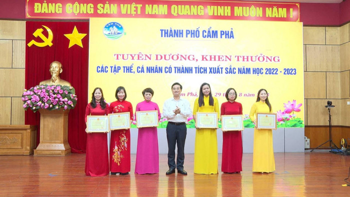 Cô giáo Trần Hải Ngọc (ngoài cùng, bên phải) nhận Bằng khen của Bộ trưởng Bộ Giáo dục và Đào tạo vì có thành tích tiêu biểu xuất sắc trong phong trào thi đua "Đổi mới, sáng tạo trong quản lý, giảng dạy và học tập" năm học 2022-2023 (Ảnh: NVCC) Cô giáo Trần Hải Ngọc (ngoài cùng, bên phải) nhận Bằng khen của Bộ trưởng Bộ Giáo dục và Đào tạo vì có thành tích tiêu biểu xuất sắc trong phong trào thi đua "Đổi mới, sáng tạo trong quản lý, giảng dạy và học tập" năm học 2022-2023 (Ảnh: NVCC)