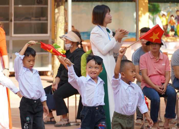 Học sinh lớp 1 Trường Tiểu học và Trung học cơ sở Đồng Lâm 1 hân hoan đón năm học mới (Ảnh: Phạm Linh) Học sinh lớp 1 Trường Tiểu học và Trung học cơ sở Đồng Lâm 1 hân hoan đón năm học mới (Ảnh: Phạm Linh)