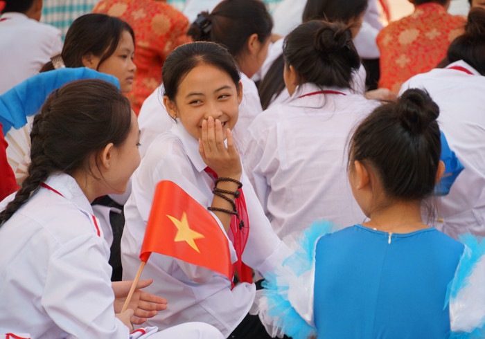 Học sinh phấn khởi khi được gặp lại thầy cô, bạn học sau kỳ nghỉ hè (Ảnh: Phạm Linh) Học sinh phấn khởi khi được gặp lại thầy cô, bạn học sau kỳ nghỉ hè (Ảnh: Phạm Linh)