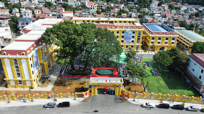 Bước vào năm học mới 2023-2024, đối với thầy và trò Trường Trung học phổ thông Cẩm Phả (thành phố Cẩm Phả, Quảng Ninh) nhân đôi niềm vui khi được dạy và học tại ngôi trường mới khang trang, hiện đại với tổng diện tích khoảng 15.000m2, đáp ứng nhu cầu học tập cho trên 1.500 học sinh (Ảnh: Nguyễn Soái) Bước vào năm học mới 2023-2024, đối với thầy và trò Trường Trung học phổ thông Cẩm Phả (thành phố Cẩm Phả, Quảng Ninh) nhân đôi niềm vui khi được dạy và học tại ngôi trường mới khang trang, hiện đại với tổng diện tích khoảng 15.000m2, đáp ứng nhu cầu học tập cho trên 1.500 học sinh (Ảnh: Nguyễn Soái)