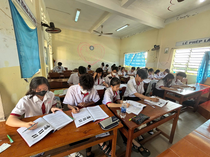 Một tiết học diễn ra tại Trường Trung học phổ thông Vĩnh Thạnh (huyện Vĩnh Thạnh, thành phố Cần Thơ). Ảnh: NTCC Một tiết học diễn ra tại Trường Trung học phổ thông Vĩnh Thạnh (huyện Vĩnh Thạnh, thành phố Cần Thơ). Ảnh: NTCC