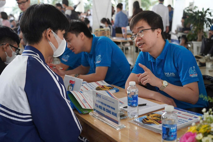 Phó Giáo sư, Tiến sĩ Đào Sỹ Đức tại một Chương trình tư vấn hướng nghiệp cho học sinh trung học phổ thông yêu thích khối ngành STEM. Ảnh: NVCC z6543422926835_d828d2fbe7dee2a4f2e2579f5b57766d.jpg