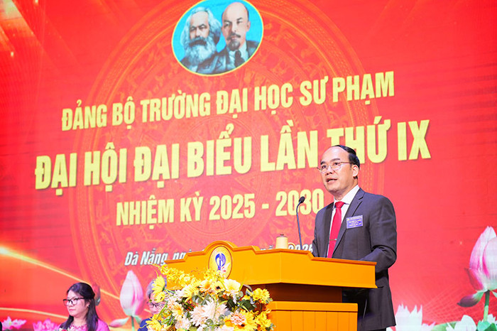 Đồng chí Phan Minh Đức, Bí thư Đảng ủy ĐHĐN phát biểu chúc mừng và chỉ đạo tại Đại hội.