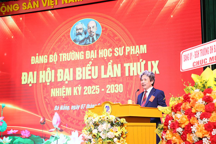 Đồng chí Võ Văn Minh thay mặt Ban chấp hành Đảng bộ lần thứ VIII, nhiệm kỳ 2020-2025 trình bày báo cáo chính trị trình Đại hội.