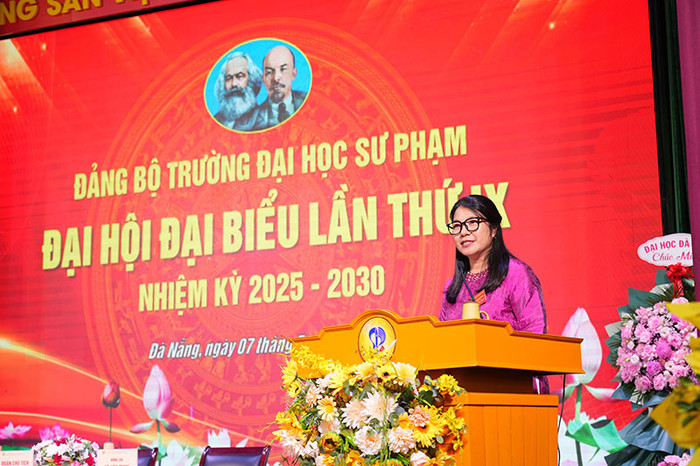 Đồng chí Nguyễn Thị Trâm Anh, Bí thư Đảng bộ phát biểu khai mạc đại hội.