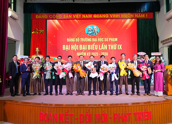 Tặng quà tri ân các đồng chí uỷ viên Ban chấp hành Đảng bộ Trường Đại học Sư phạm khoá VIII.