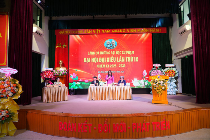 Đoàn Chủ tịch điều hành Đại hội.