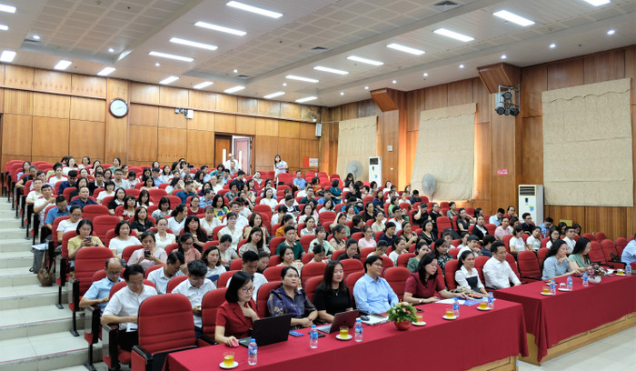 Toàn cảnh buổi khai mạc lớp tập huấn triển khai thí điểm giáo dục kỹ năng công dân số theo Chương trình giáo dục phổ thông 2018, cấp tiểu học. GDVN_TOAN CANH.JPG