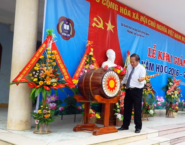 Bộ trưởng Trương Minh Tuấn đánh trống khai trường