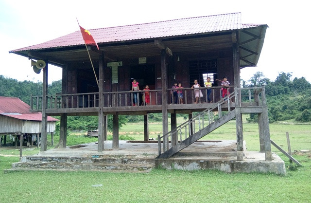 Mỗi lần thôn có việc cần họp hành, thầy và trò phải ngồi bệt xuống sân trường học bài (Ảnh: Thủy Phan) Mỗi lần thôn có việc cần họp hành, thầy và trò phải ngồi bệt xuống sân trường học bài (Ảnh: Thủy Phan)