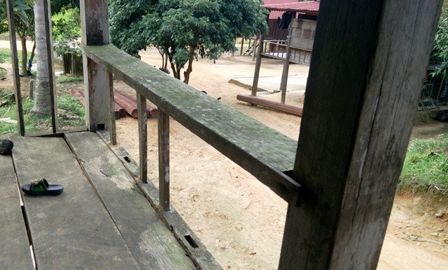 Nhiều chỗ ở căn nhà đã hư hỏng, mục nát (Ảnh: Thủy Phan) Nhiều chỗ ở căn nhà đã hư hỏng, mục nát (Ảnh: Thủy Phan)