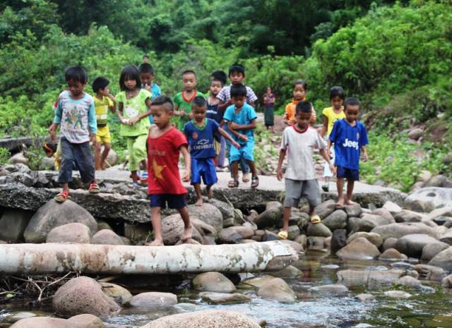 Nếu trời mưa liên tục, dòng nước suối rất lớn, chạy hỗn loạn nên các em buộc phải nghỉ học (Ảnh: H.M) Nếu trời mưa liên tục, dòng nước suối rất lớn, chạy hỗn loạn nên các em buộc phải nghỉ học (Ảnh: H.M)