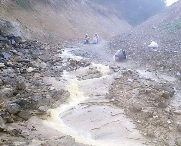 Với con đường vào bản Sắt trước đầy, nhiều thế hệ thầy cô vẫn phải băng qua để gieo chữ cho các em học sinh (Ảnh: T.H) Với con đường vào bản Sắt trước đầy, nhiều thế hệ thầy cô vẫn phải băng qua để gieo chữ cho các em học sinh (Ảnh: T.H)