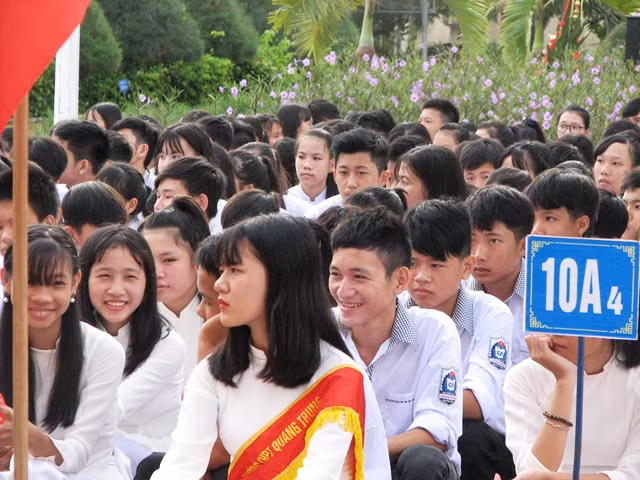 Nhiều em học sinh vùng biển ở Quảng Bình đã phải vượt qua rất nhiều khó khăn mới có thể đến trường