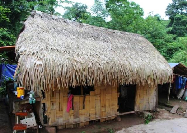 Vì thiếu thốn, các thầy cô giáo linh động vào rừng tìm lá về lợp căn nhà bếp (Ảnh: H.S) Vì thiếu thốn, các thầy cô giáo linh động vào rừng tìm lá về lợp căn nhà bếp (Ảnh: H.S)