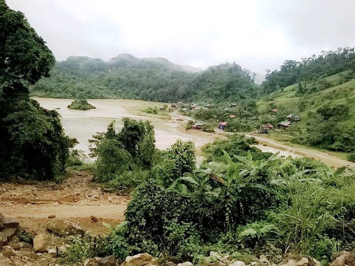 Bản Sắt nằm lọt thỏm giữa rừng núi, tách biệt với bên ngoài (Ảnh: T.H) Bản Sắt nằm lọt thỏm giữa rừng núi, tách biệt với bên ngoài (Ảnh: T.H)