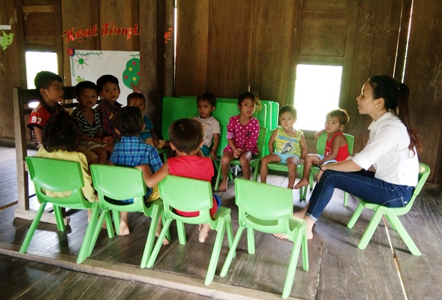 Trong căn nhà tạm bợ, các cô thiết kế một dãy bàn quây tròn ở giữa để cô trò cùng học (Ảnh: Thủy Phan) Trong căn nhà tạm bợ, các cô thiết kế một dãy bàn quây tròn ở giữa để cô trò cùng học (Ảnh: Thủy Phan)