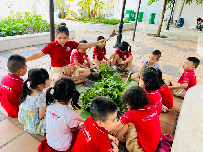 Với đội ngũ giáo viên dày dặn kinh nghiệm, tận tâm, yêu trẻ và đam mê với nghề, Trường Mầm non VCN World sẽ là nơi khởi đầu ước mơ của trẻ và là một địa chỉ đáng tin cậy để phụ huynh có thể gửi gắm con em của mình. 455363007_498639456255268_3026639449637426551_n.jpg