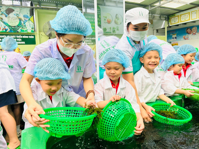 Các bé hào hứng với chuyến tham quan thực tế. 465860025_559686816817198_190864961325587347_n.jpg