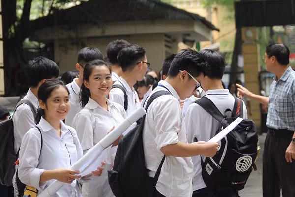 Triển lãm thu hút hàng trăm học sinh tham gia và hầu hết đều tự tin giao tiếp bằng tiếng anh.