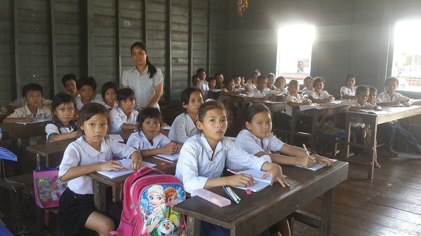 Cô giáo Trần Thị Kim Em lên lớp cho học sinh lớp 5. Cô giáo Trần Thị Kim Em lên lớp cho học sinh lớp 5.