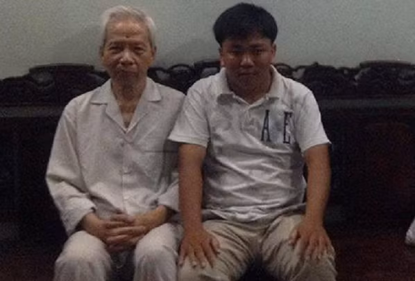 Thầy Trần Hữu Tá và tác giả. Thầy Trần Hữu Tá và tác giả.