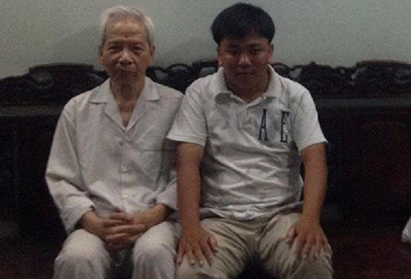 Thầy Trần Hữu Tá và tác giả. Thầy Trần Hữu Tá và tác giả.