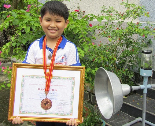 Duy với sản phẩm máy bắt "Ruồi Vàng" của mình vừa đạt giải 3 hội thị sáng tạo khoa học, kĩ thuật thanh thiếu niên, nhi đồng toàn quốc năm 2016. Duy với sản phẩm máy bắt "Ruồi Vàng" của mình vừa đạt giải 3 hội thị sáng tạo khoa học, kĩ thuật thanh thiếu niên, nhi đồng toàn quốc năm 2016.