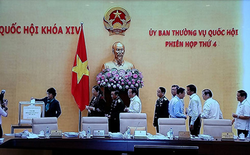 Các đại biểu dự phiên họp Uỷ ban Thường vụ Quốc hội sáng 17/10 quyên góp ủng hộ đồng bào miền Trung