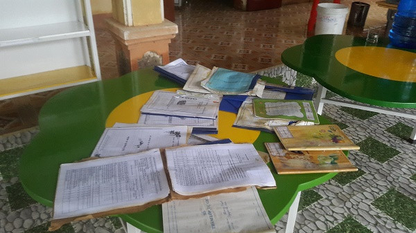 Trời không nắng nên không phơi được sách và tài liệu đã ướt! Trời không nắng nên không phơi được sách và tài liệu đã ướt!