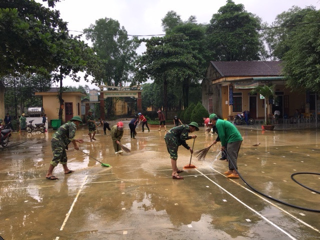 Nhiều giáo viên Hương Khê vẫn bám trường, khắc phục sự tàn phá của lũ ảnh 4 Nhiều giáo viên Hương Khê vẫn bám trường, khắc phục sự tàn phá của lũ ảnh 4