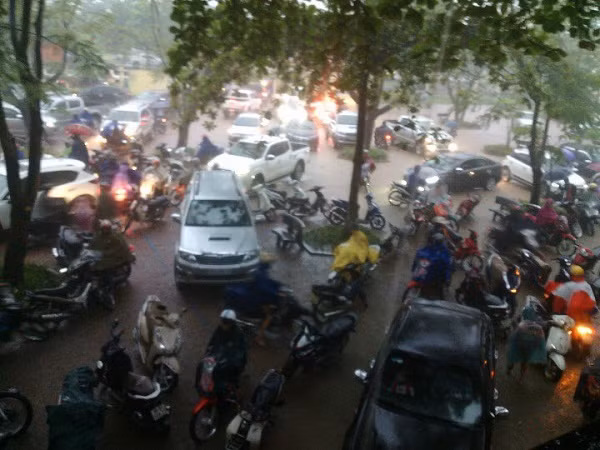 Chiều 14/10, phụ huynh đón con dưới trời mưa lũ.