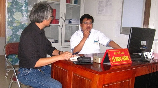 Bác sĩ chuyên khoa Lê Ngọc Thắng (người mặc blu trắng): “Để học sinh ngồi sai tư thế trong thời gian dài như vậy khả năng gù, vẹo cột sống, loạn thị là điều có thể xẩy ra”. Bác sĩ chuyên khoa Lê Ngọc Thắng (người mặc blu trắng): “Để học sinh ngồi sai tư thế trong thời gian dài như vậy khả năng gù, vẹo cột sống, loạn thị là điều có thể xẩy ra”.