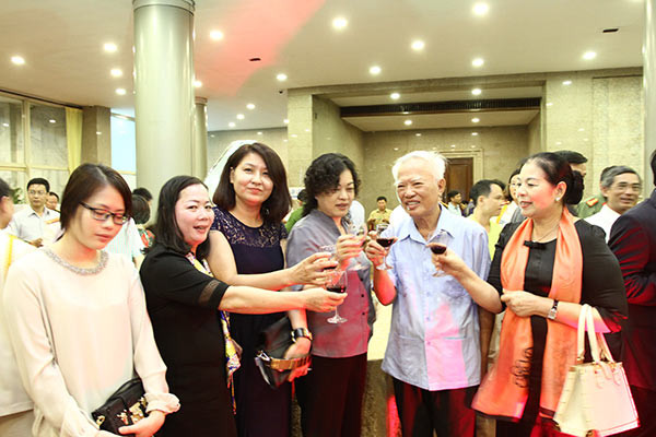 Nguyên Phó Thủ tướng Vũ Khoan và các đại biểu tại lễ kỷ niệm. Nguyên Phó Thủ tướng Vũ Khoan và các đại biểu tại lễ kỷ niệm.